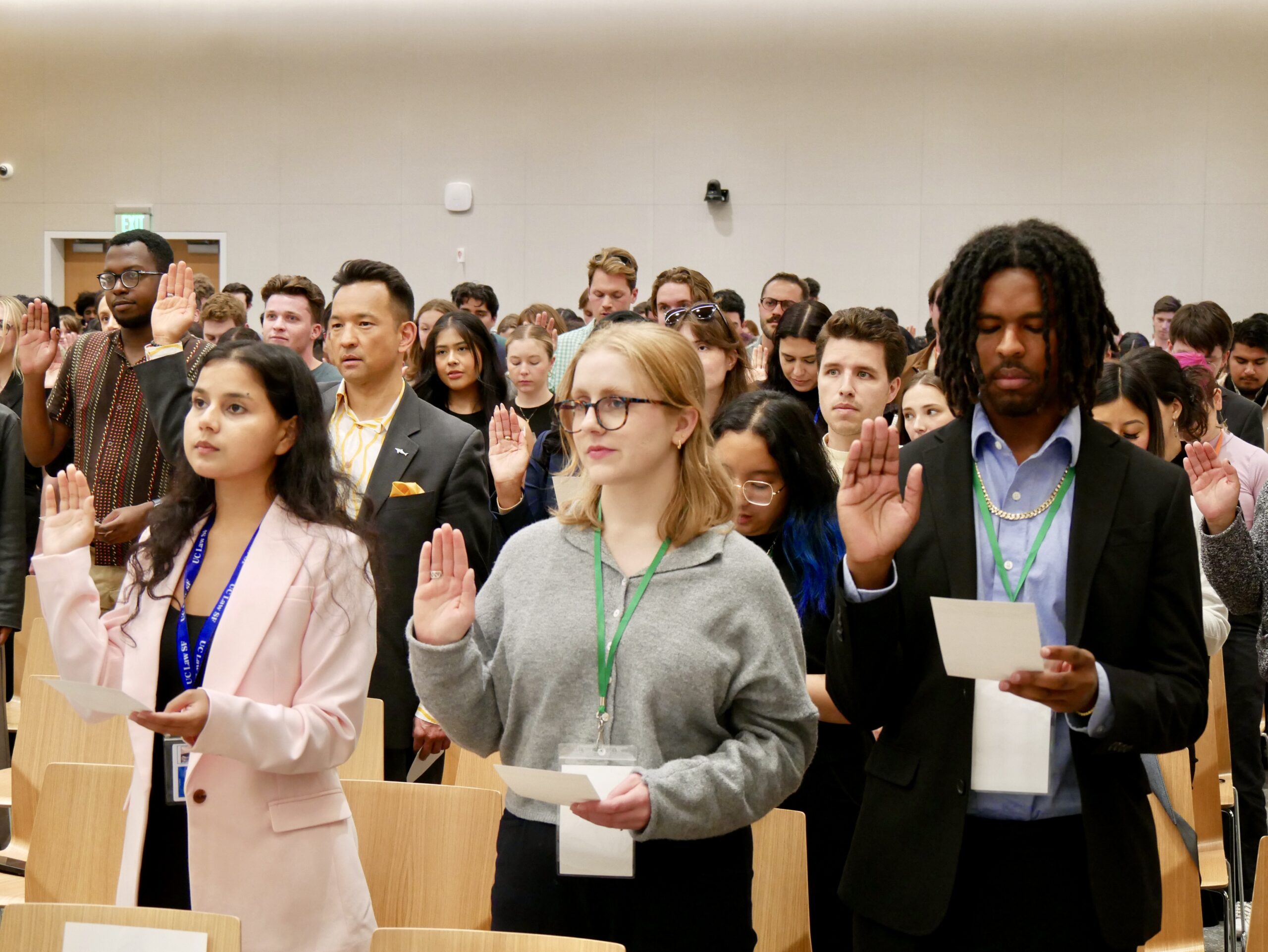 Some 400 aspiring attorneys recite the Pledge of Professionalism at a convocation ceremony
