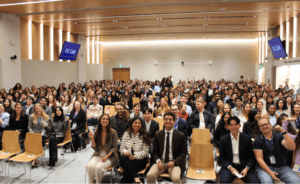 Nearly 400 incoming JD students pack an auditorium.