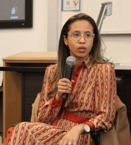 Argemira Flórez with a microphone