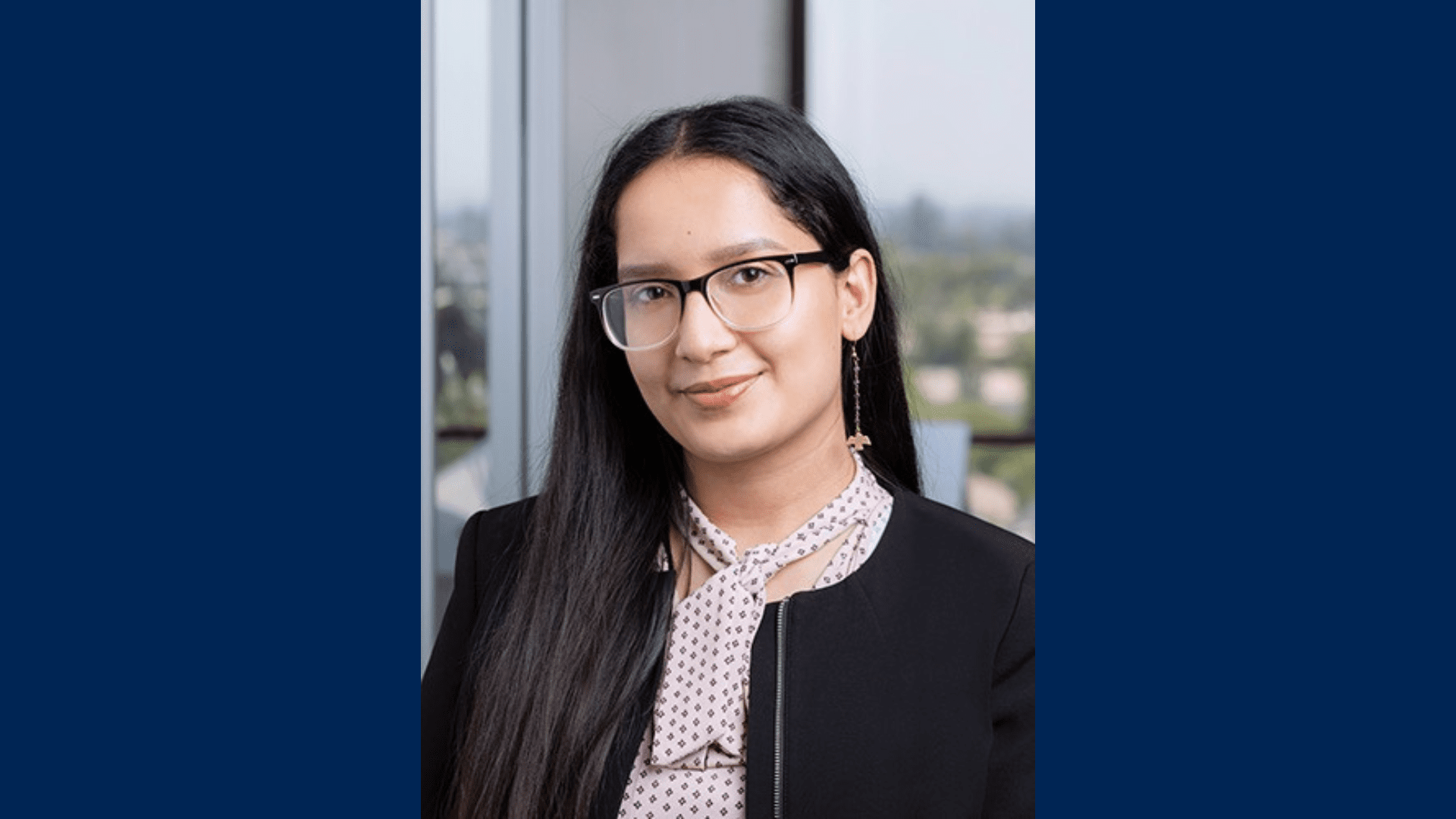 This is 1L Sarahi Flores's headshot.